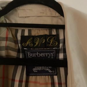 This rare mens Burberry trench coat is in Excellent condition. Size40 regular!!